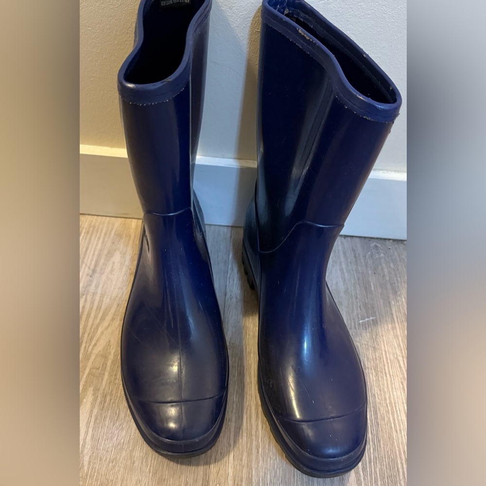 Navy blue rubber rain boots from winners